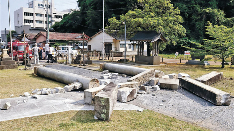 日本珠洲市發生5.2級地震 神社建築倒塌一地