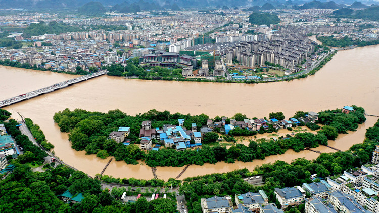 桂林灕江遇今年最大洪峰 超過警戒水位1.35米