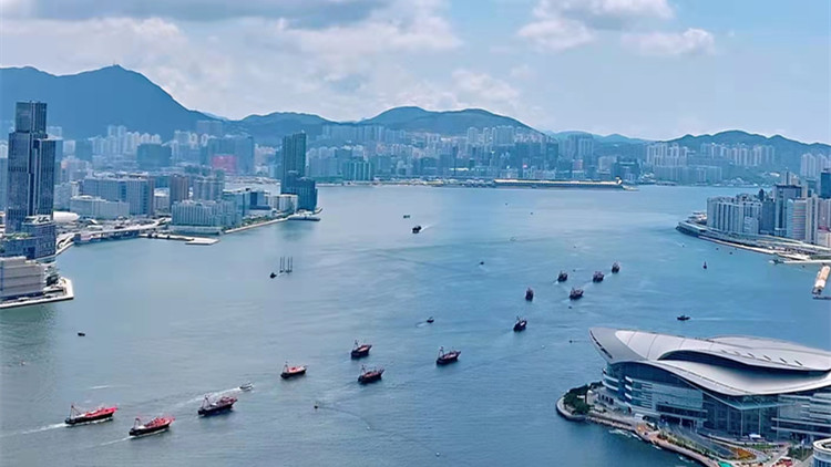有片｜多艘漁船在維港巡遊 慶祝香港回歸25周年