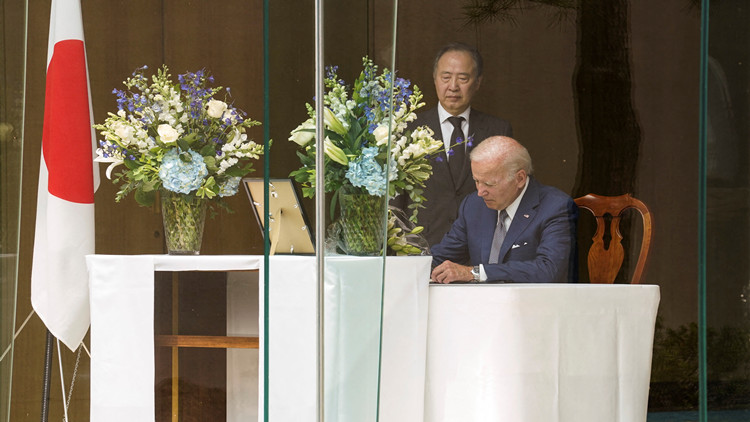 拜登下令降半旗哀悼日本前首相安倍晉三