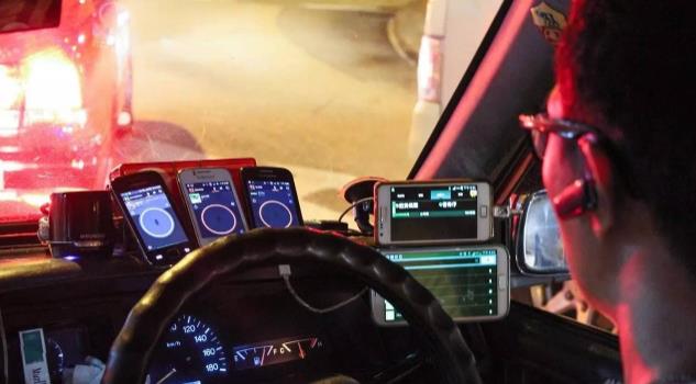 運輸署擬修例嚴限司機最多使用兩部手機 駕駛時不可觸碰熒幕