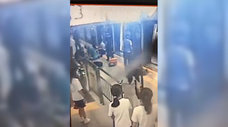 有片丨老人在深圳地鐵內心臟驟停 8分鐘接力搶救轉危為安