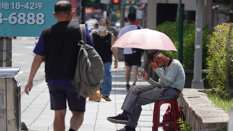 台灣17日新增24325例新冠肺炎確診病例