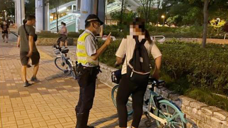 警方將軍澳打擊單車違例 發47張傳票