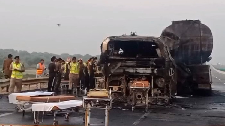 巴基斯坦一客車與油罐車相撞起火 致20人死亡