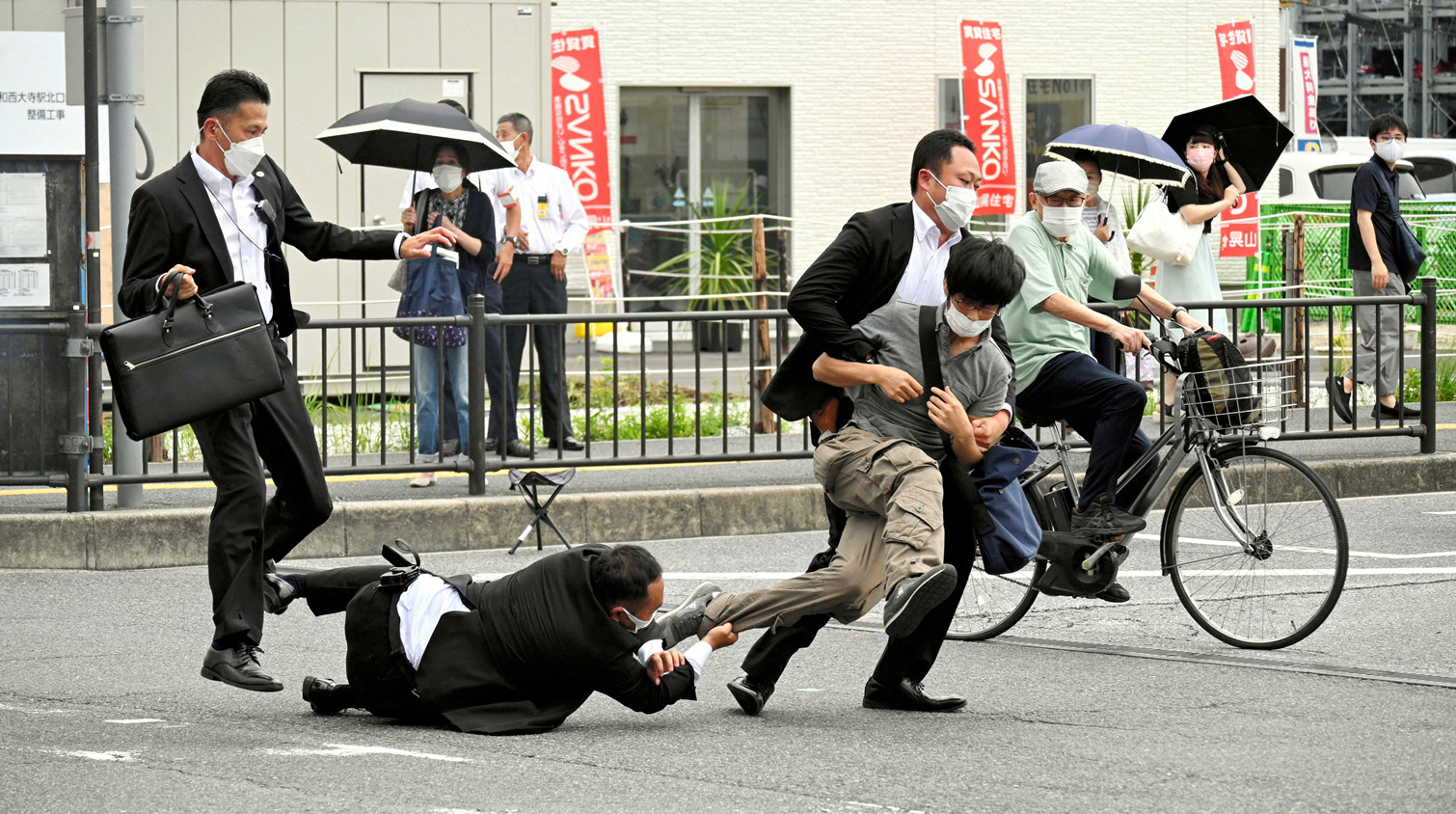 日本警方詳述安倍遇刺案細節 案發時後方無人警戒