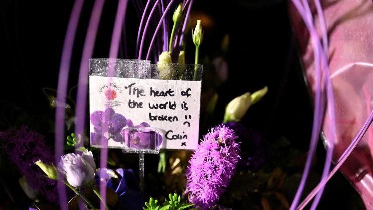 圖集｜英女王去世 白金漢宮降半旗 悼念民眾人山人海