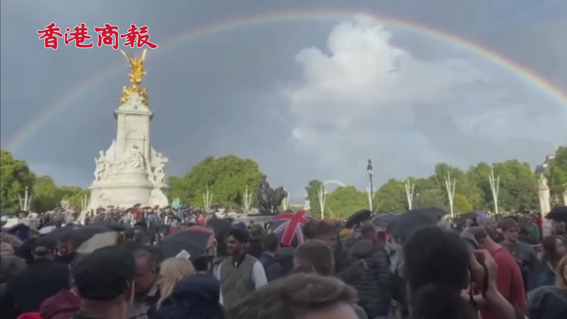 有片丨告別女王 英國白金漢宮上空出現雙彩虹
