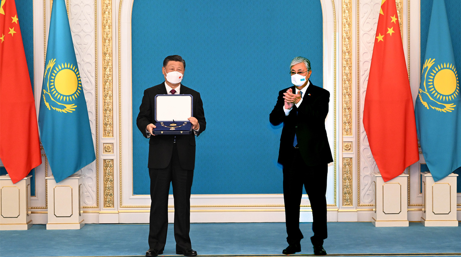 習近平接受哈薩克斯坦總統托卡耶夫授予「金鷹」勳章