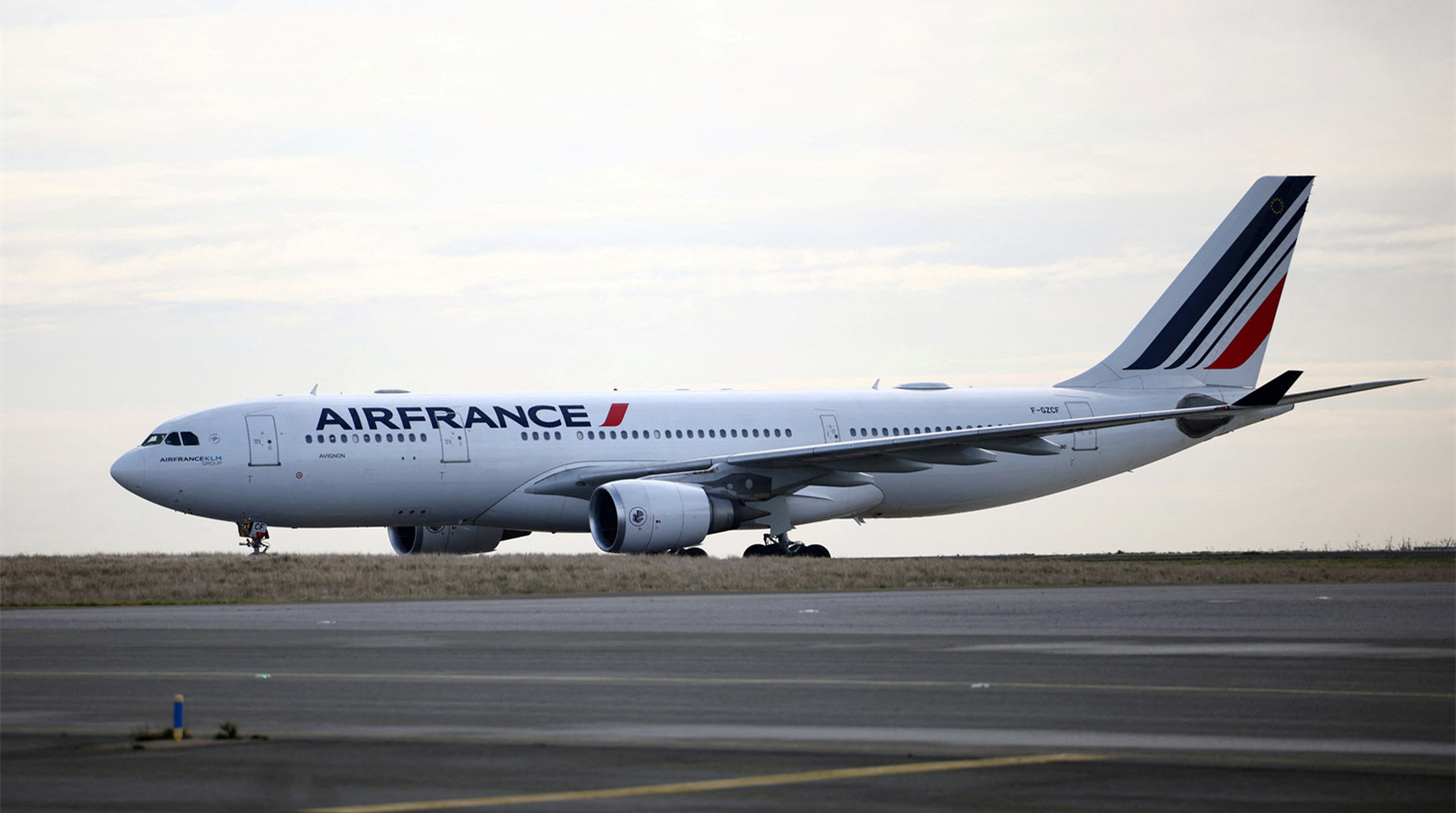 法國全國空中交通管制員將罷工 上千趟航班取消