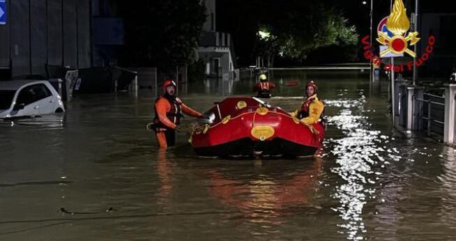 意大利中部和北部暴雨成災至少10人死亡