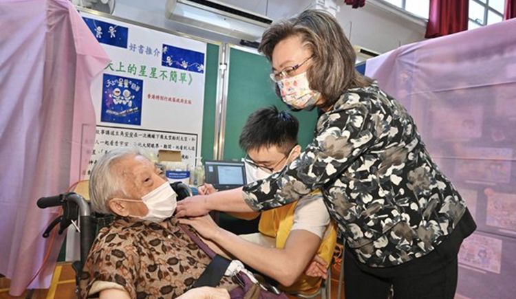 楊何蓓茵視察黃大仙疫苗接種活動 鼓勵「一老一幼」接種疫苗
