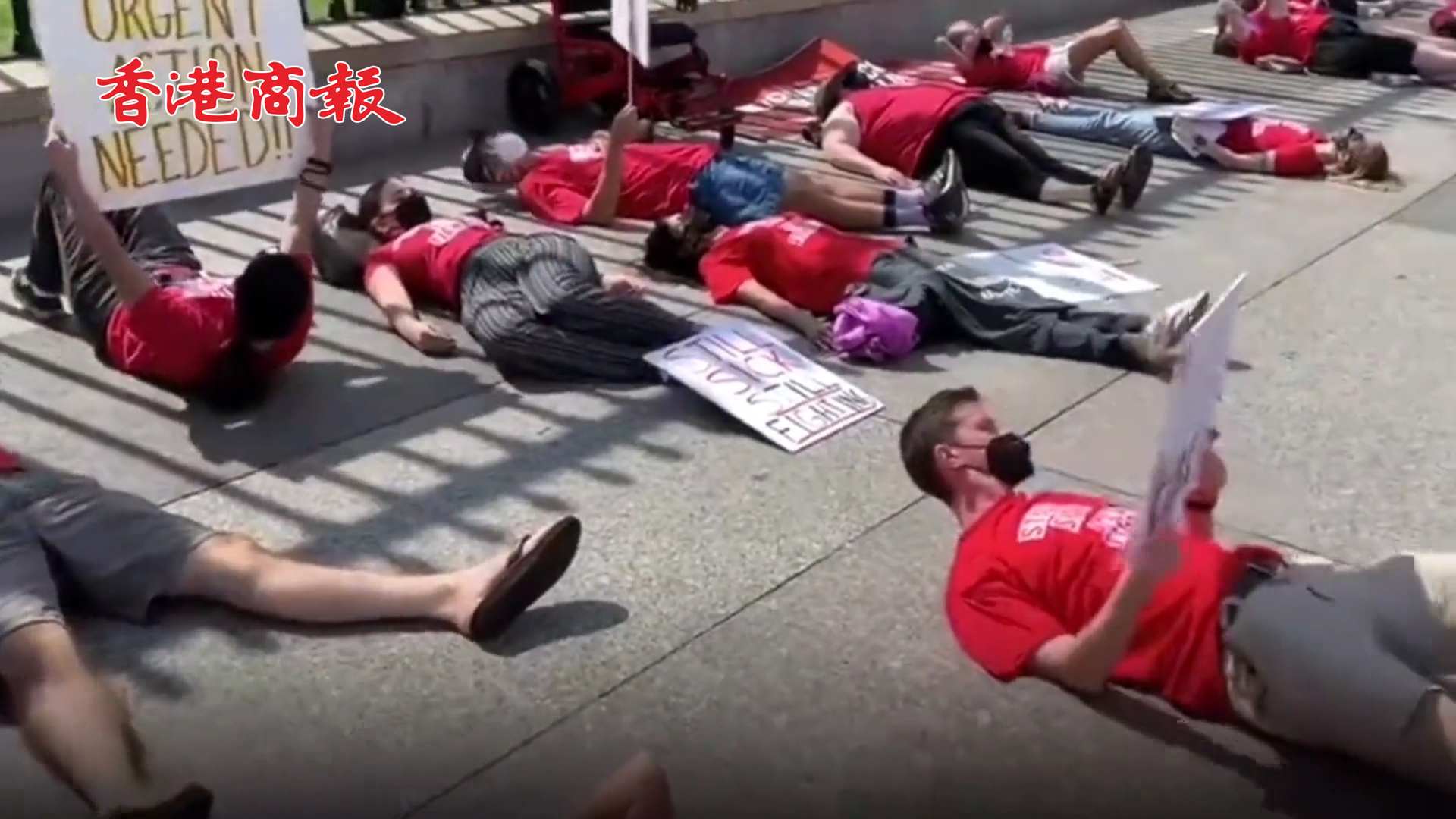 有片丨美國「長新冠」患者躺在白宮外抗議：「大流行並未結束」