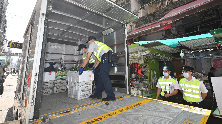 食環署夥警方打擊店舖阻街 發36張罰單清除逾5公噸棄置物