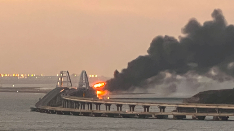 俄方披露克里米亞大橋起火細節 指爆炸目前已導致3人死亡
