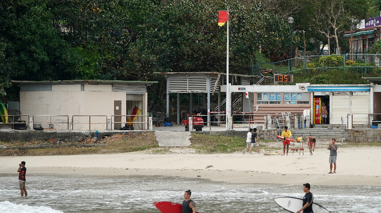 大浪關係 本港多區多個泳灘懸掛紅旗