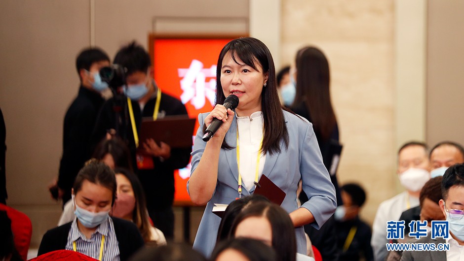 二十大新聞中心首場集體採訪 香港商報記者提問引關注