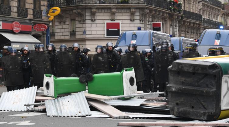 巴黎罷工集會演變成警民衝突 煉油廠鐵路等服務受影響