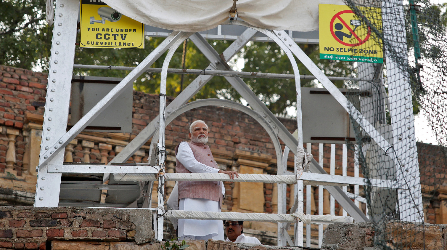 印度總理前往吊橋倒塌事故現場 調查顯示翻修或存漏洞