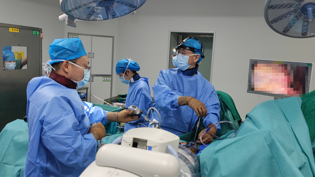 內地首例！香港大學深圳醫院成功完成脊柱側彎非融合VBT微創手術