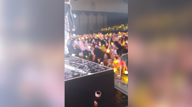 韓國一男團印尼演唱會上粉絲推擠致30人暈厥 演出被提前叫停
