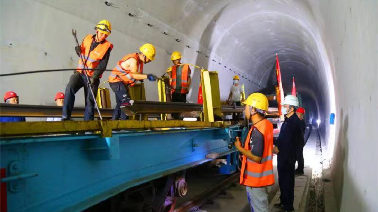 珠機城際二期首組400米長鋼軌鋪設成功 預計明年具備運營條件