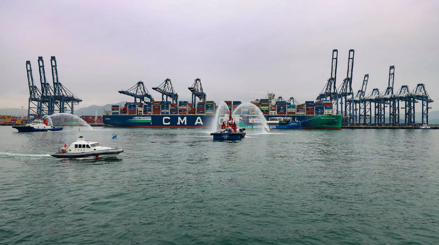 華南片區首單國際航行船舶LNG加注業務在深圳鹽田港完成