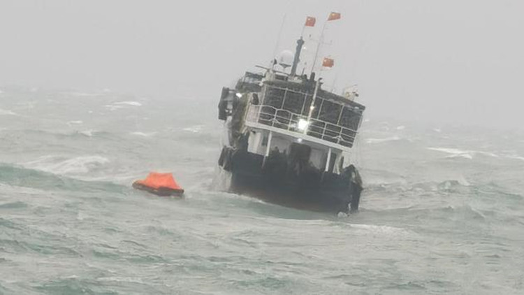 一漁船在珠海萬山海域被撞沉 8名船員全部獲救
