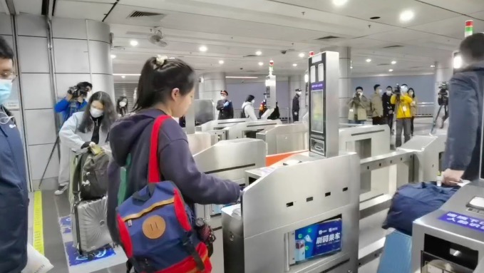 有片｜廣州東至香港西九龍15日開出首班車 旅客早起嚐頭啖湯