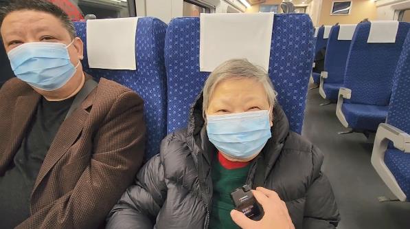 有片丨坐輪椅搭高鐵上廣州 87歲老人：很方便