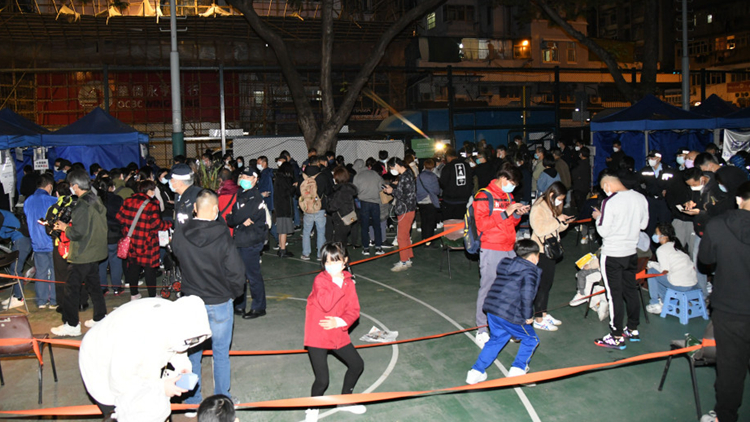 深水埗楓樹街遊樂場檢測站現人龍 凌晨仍有約200人排隊輪候