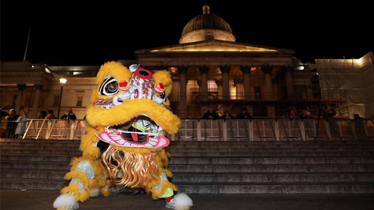 喜迎兔年新春 英國倫敦特拉法加廣場亮起「中國紅」
