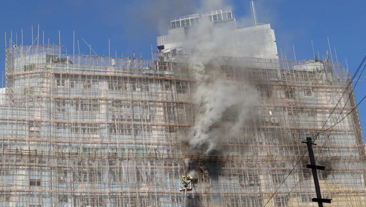 新蒲崗三級火丨消防進行清理勘探 外牆棚架燒毀需清拆