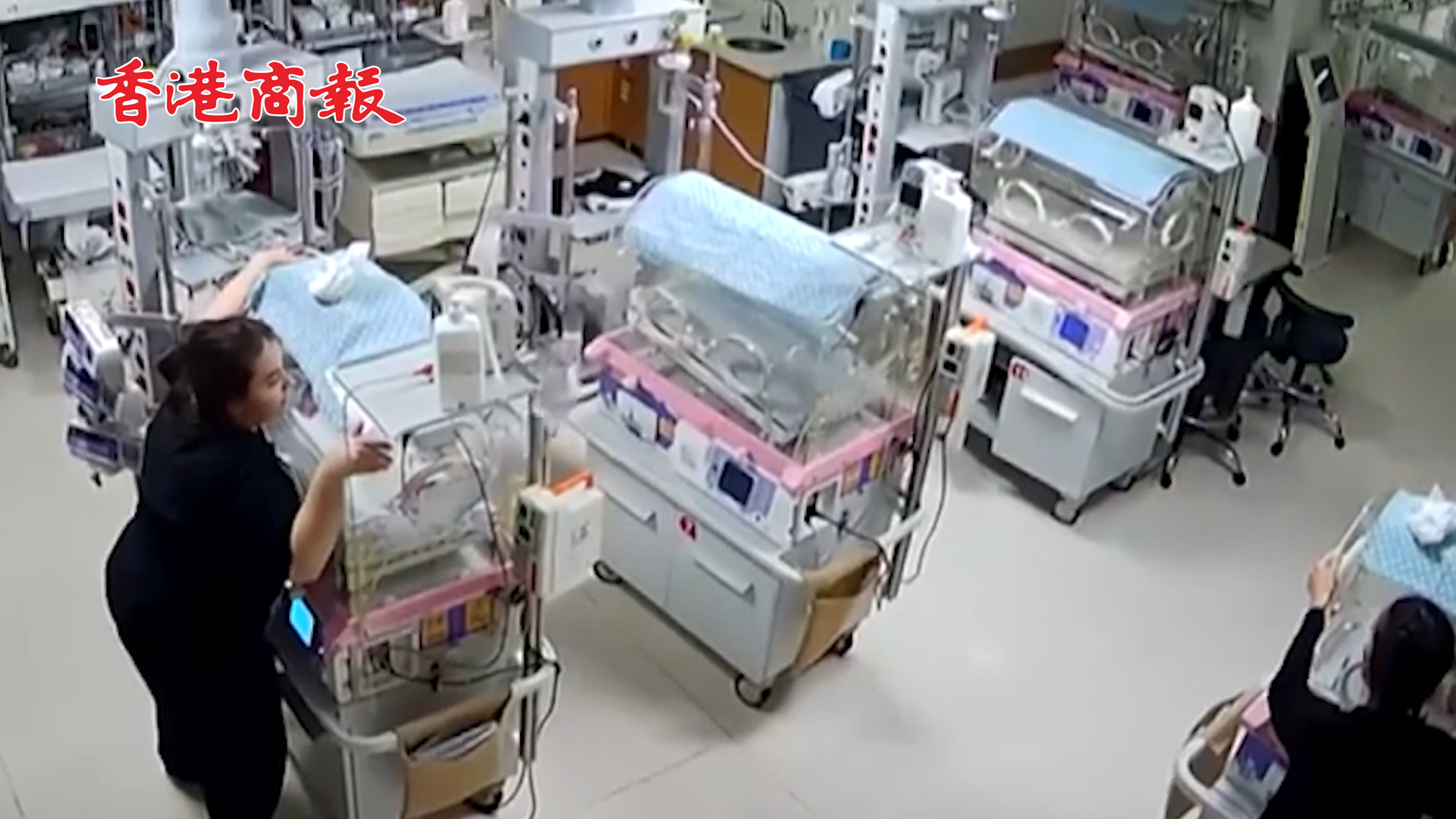 有片丨暖心！土耳其護士在強震瞬間 用身體緊緊護住保溫箱的新生兒