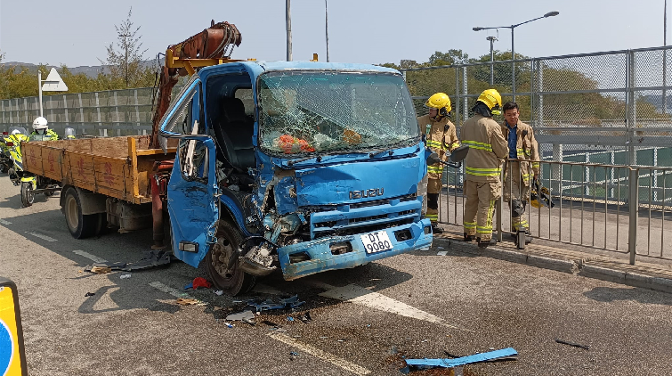 大埔吊臂車撼運油車 被困司機獲救送院