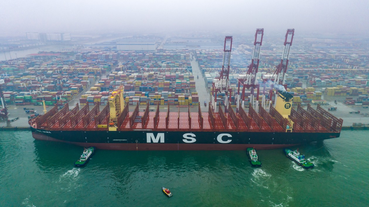 全球最大的超大型集裝箱船首航靠泊山東港口青島港