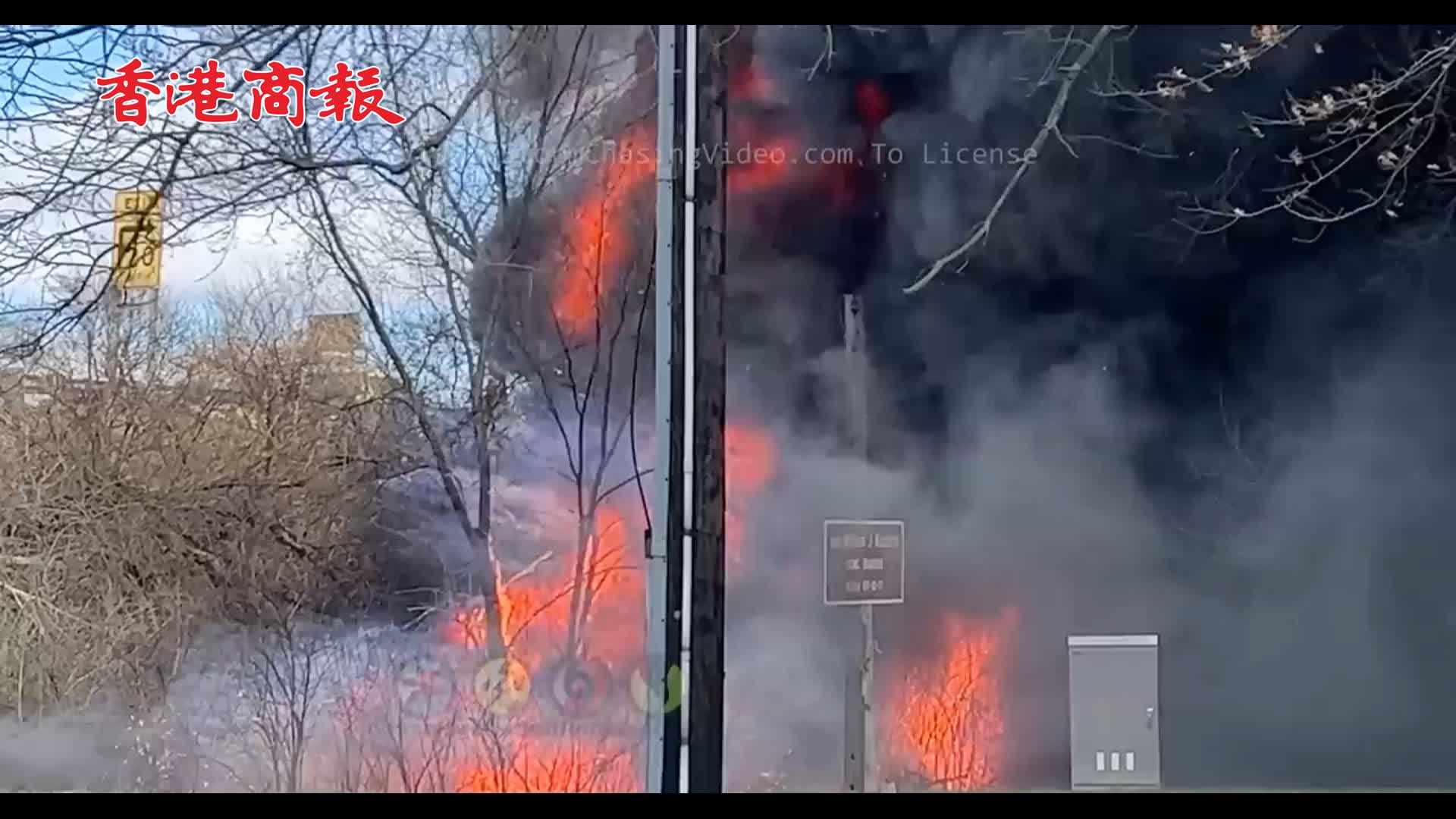 有片｜美國馬裏蘭一油罐車在高速公路上傾覆起火