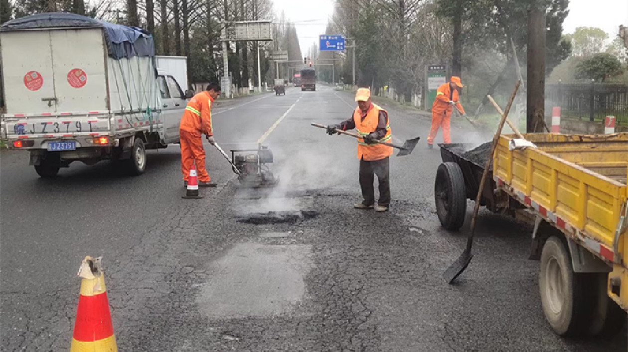 安徽歙縣：清明將至護路勤