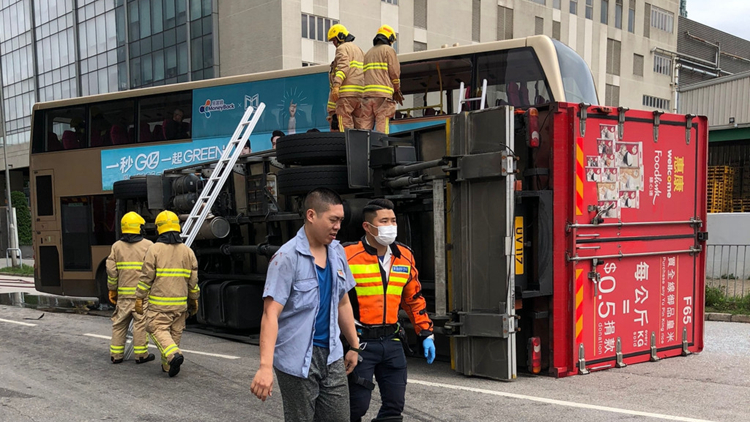 將軍澳工業邨貨車撞巴士側翻 6人受傷送院