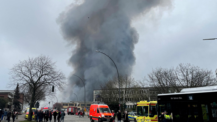 德國漢堡倉庫火警 巨大煙霧蔓延