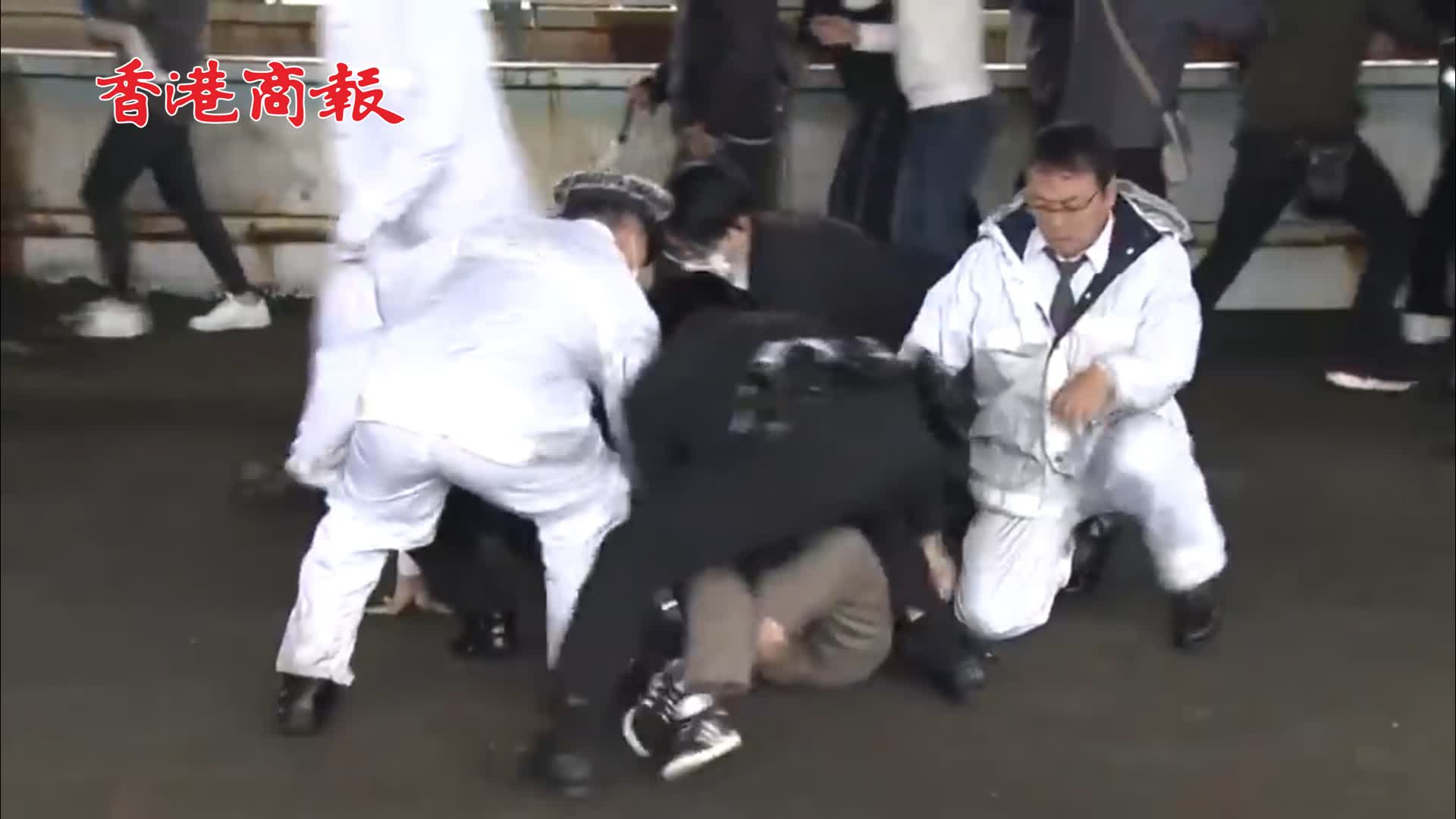 有片 | 日本首相岸田在演講現場發生爆炸 嫌疑人疑似投擲煙霧彈