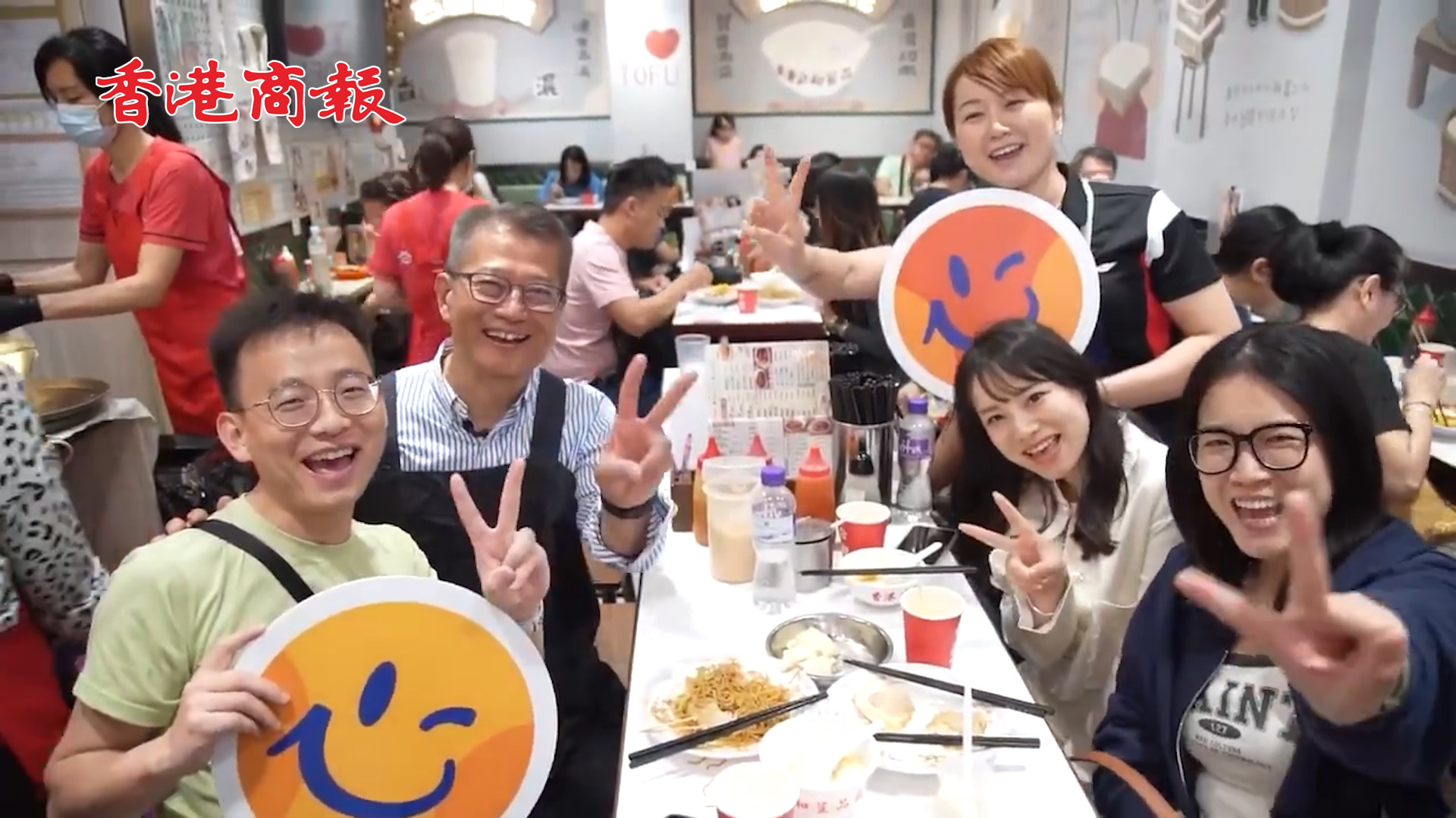 有片丨陳茂波「落區」派消費券 與巿民、遊客分享香港美食