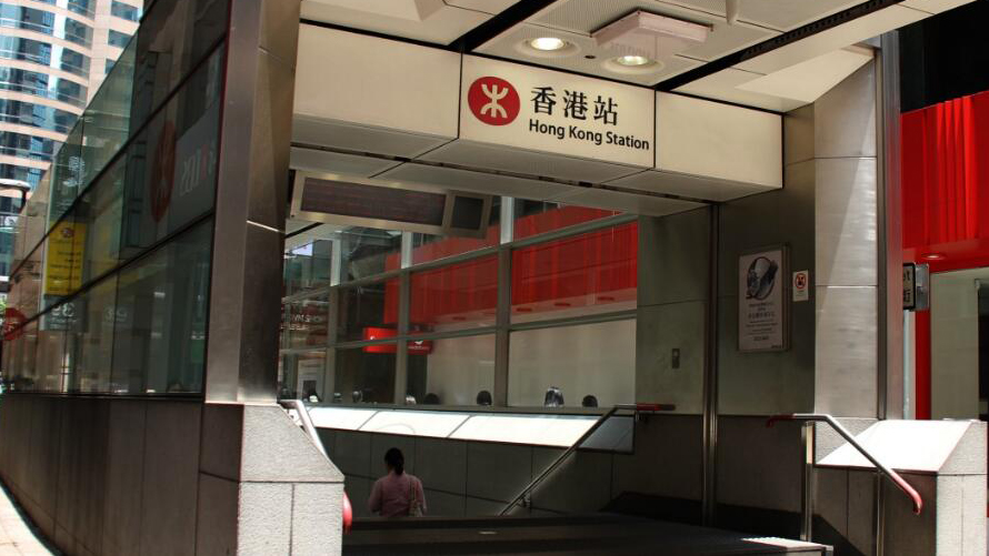 港鐵香港站疑發生電力故障 站內多間店舖停電