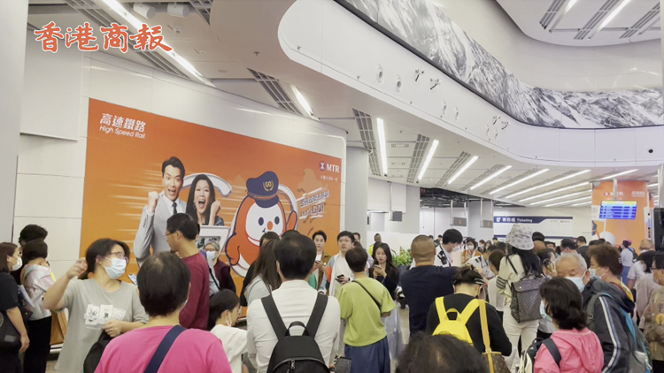 有片｜黃金周首日 遊客逼爆高鐵站 期待嘗美食 打卡新香港