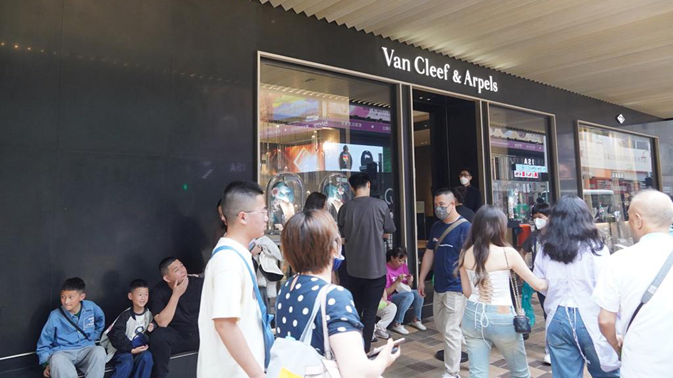 黃金周第二日｜香港市道繼續熱鬧 名店區遊客人流穿梭不斷