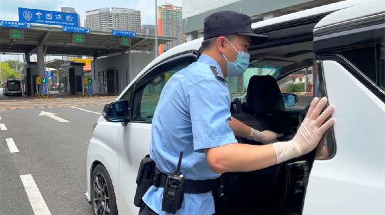 「五一」假期，深圳邊檢民警有點忙