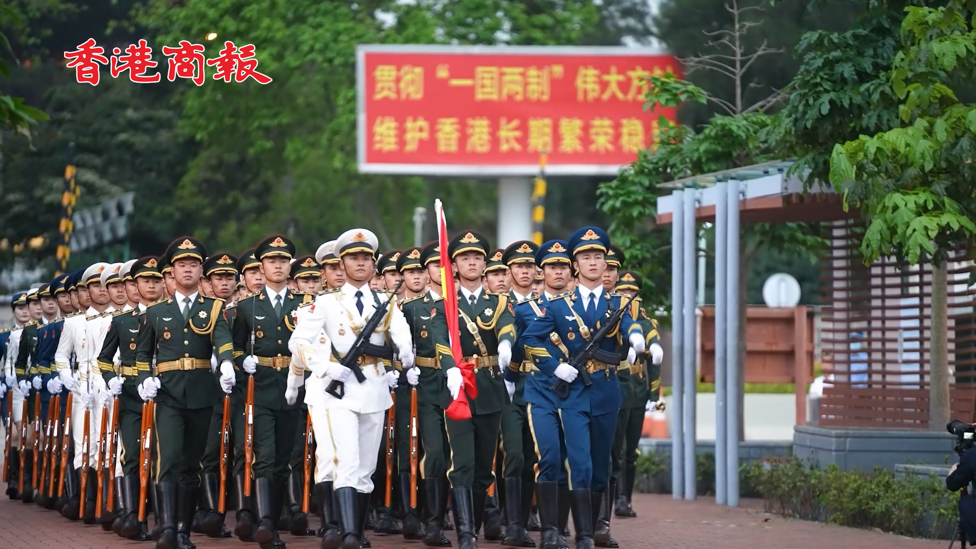 有片丨駐香港部隊組織「五一」升國旗儀式 首次邀來隊親屬和官兵同參加