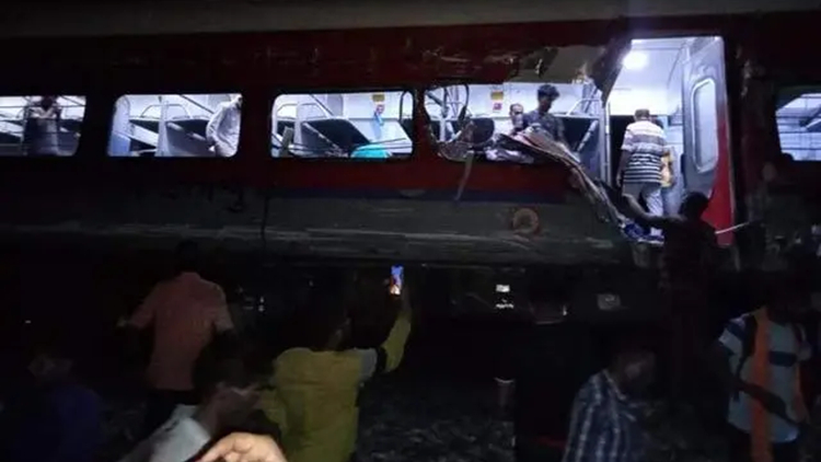 印度發生列車脫軌相撞事故 已致207人死亡900人受傷