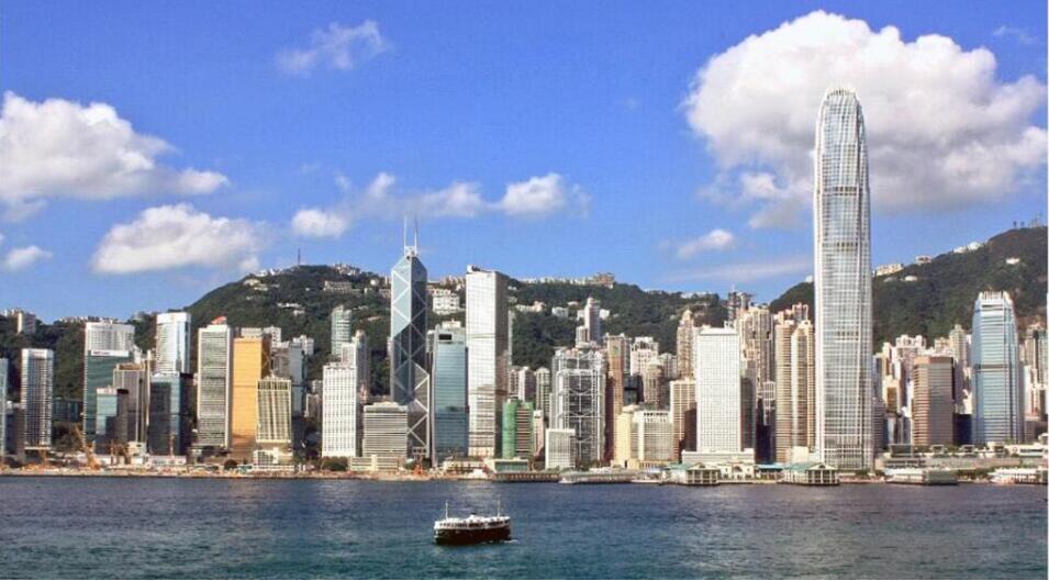 彭博對經濟學家的最新調查：香港經濟料加速 新加坡增長將放緩