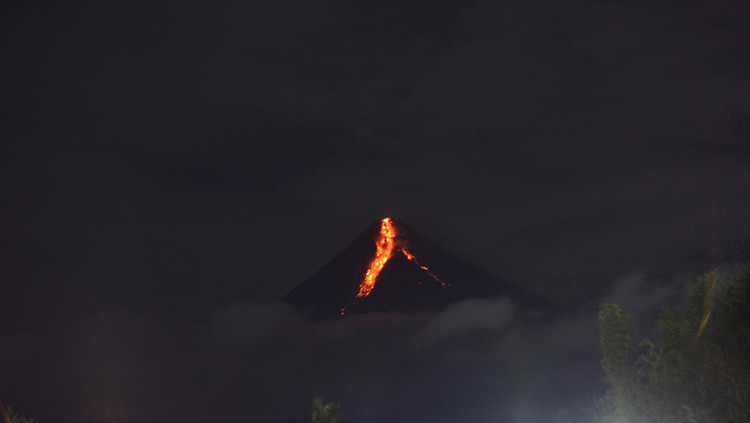 菲律賓馬榮火山噴發 上萬居民緊急撤離